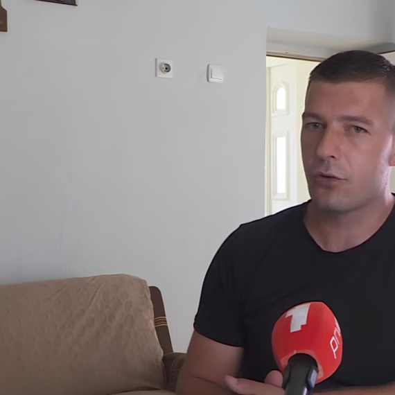 Rano je OSTAO BEZ OCA, a pre neku godinu je OPERISAO I TUMOR! Miloš i njegova majka Divna sa Kosova i Metohije su konačno dobili pristojan dom!